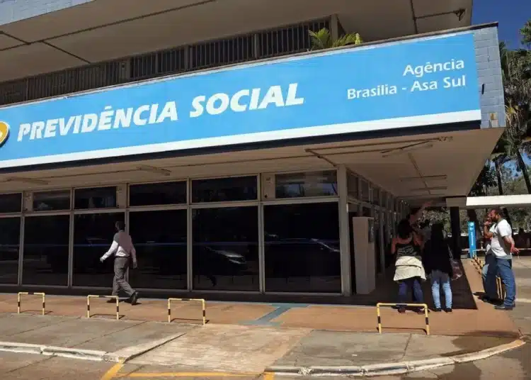 Imagem mostrando a fachada da agência da Previdência Social em Brasília.