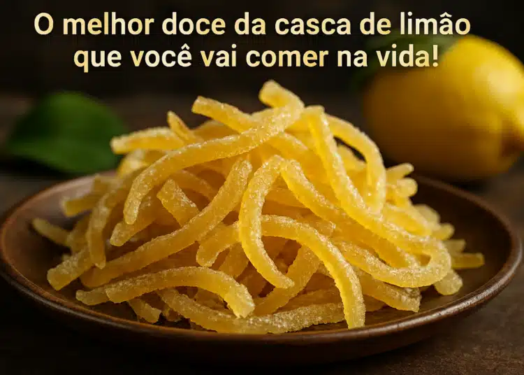 Tiras de doce de casca de limão cristalizadas em um prato marrom, com limão ao fundo