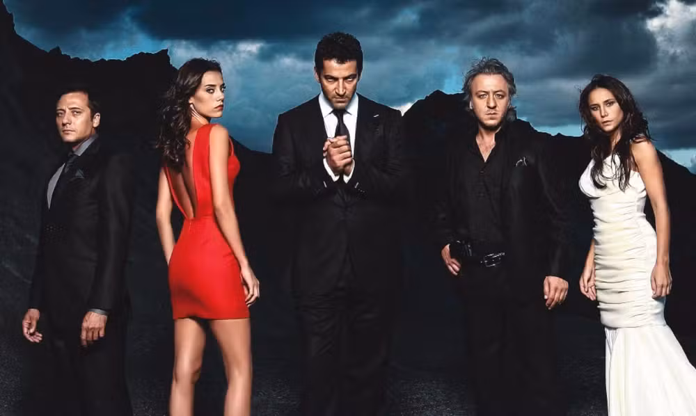 Ezel – Drama, vingança e redenção Cena da série turca Ezel mostrando o protagonista em expressão séria, simbolizando vingança e conflitos emocionais.