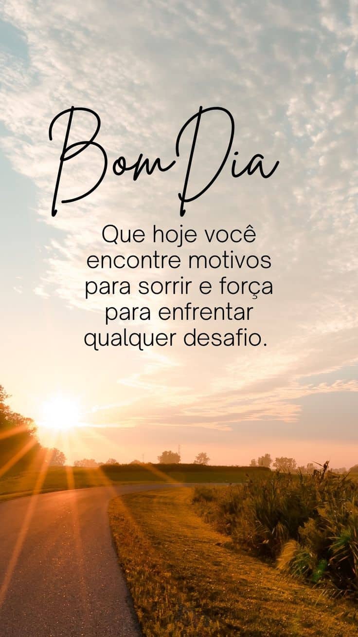 Frase motivacional ao amanhecer em estrada rural, céu com nuvens e sol raiando