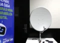 Antena parabólica digital do programa Brasil Conectado, instalada para levar TV aberta gratuita a famílias em áreas com pouco ou nenhum sinal terrestre
