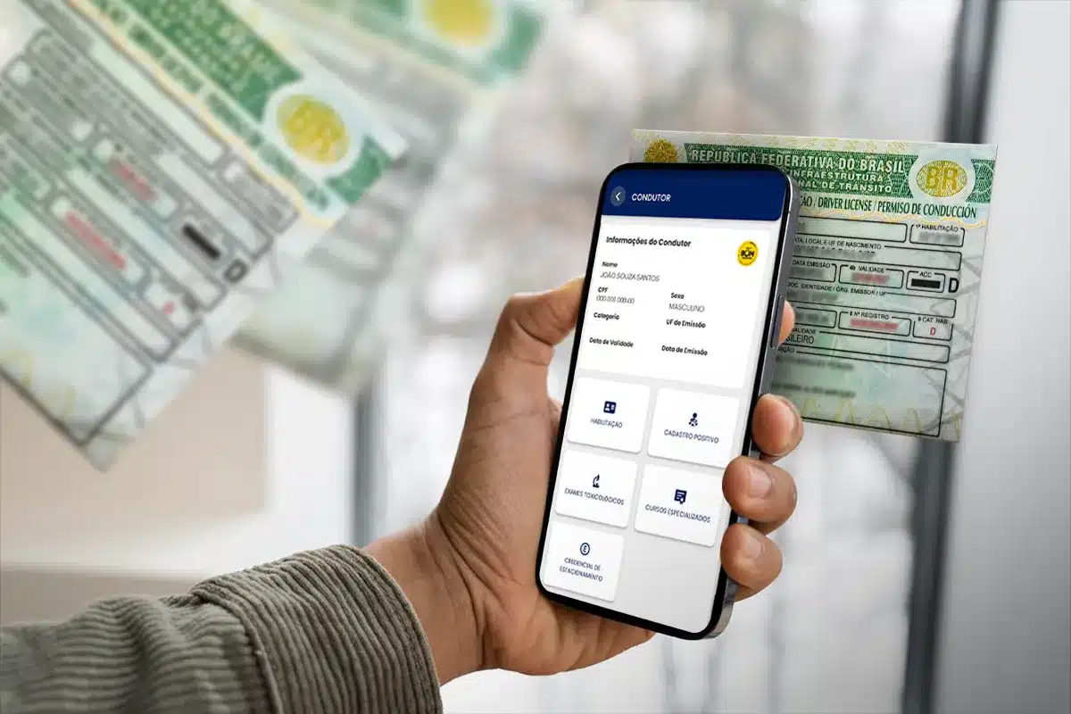 Mão segurando smartphone mostrando app de carteira de motorista digital com documentos brasileiros ao fundo
