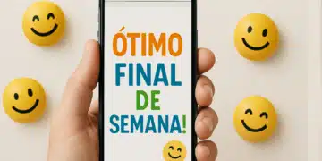 Mão segurando celular representando mensagem enviada aos amigos e familiares com título "Ótimo final de semana" e emojis sorridentes ao fundo.