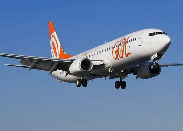 Avião da Gol Linhas Aéreas voando com céu limpo, destaque para companhia aérea brasileira