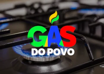 Fogão aceso com a marca Gás do Povo em destaque sobre bocas com chama azul