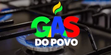 Fogão aceso com a marca Gás do Povo em destaque sobre bocas com chama azul