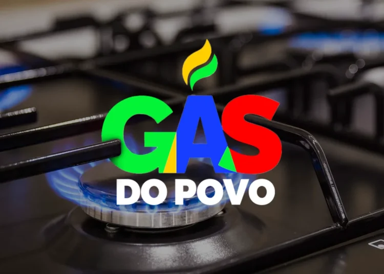 Fogão aceso com a marca Gás do Povo em destaque sobre bocas com chama azul