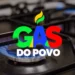 Fogão aceso com a marca Gás do Povo em destaque sobre bocas com chama azul