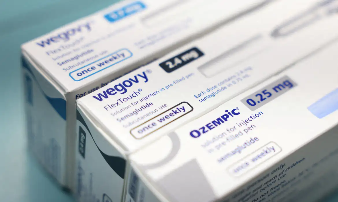 Wegovy e Ozempic: medicamentos à base de semaglutida Embalagens de Wegovy e Ozempic, medicamentos de semaglutida em destaque
