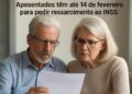 Casal de idosos lendo um documento importante.