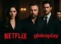 Três pessoas vestidas com roupas formais olhando seriamente para a câmera, com logotipos da Netflix e Globoplay.
