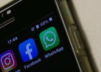 Tela de smartphone exibindo ícones dos aplicativos Instagram, Facebook e WhatsApp em 2026
