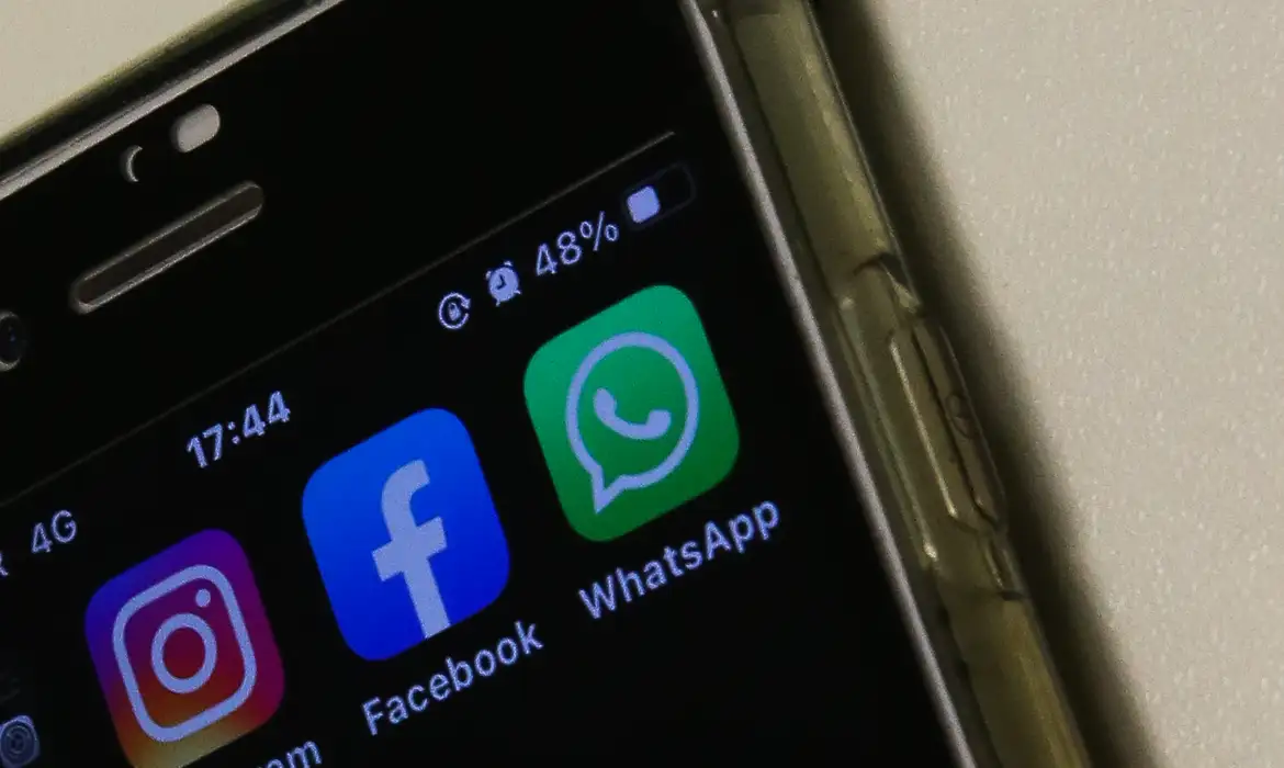 Apps populares em 2026: Instagram, Facebook e WhatsApp Tela de smartphone exibindo ícones dos aplicativos Instagram, Facebook e WhatsApp em 2026