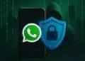 Celular com logo do WhatsApp e escudo azul com cadeado, fundo com figura de hacker e códigos binários