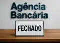 Placa de fechado em agência bancária.