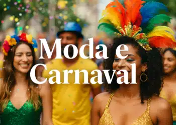 Pessoas com fantasias coloridas e adereços de carnaval sorrindo durante desfile de rua.
