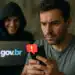 Homem preocupado segura celular com alerta enquanto golpista ao fundo usa notebook com logo Gov.br
