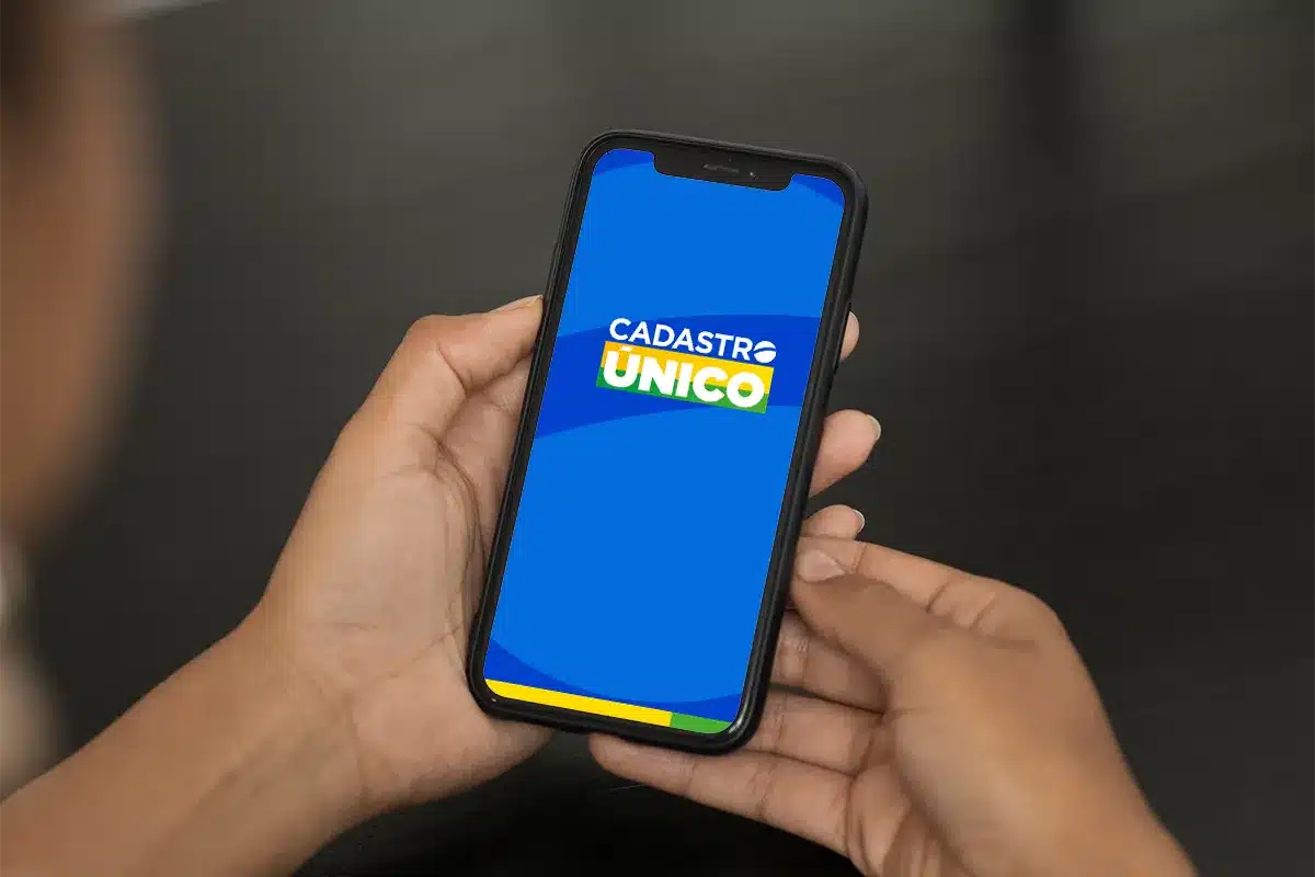 Convocação para revisão do benefício pelo Cadastro Único Celular exibindo a tela do Cadastro Único durante processo de atualização cadastral