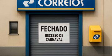Fachada de agência dos Correios com placa de fechado para o Carnaval