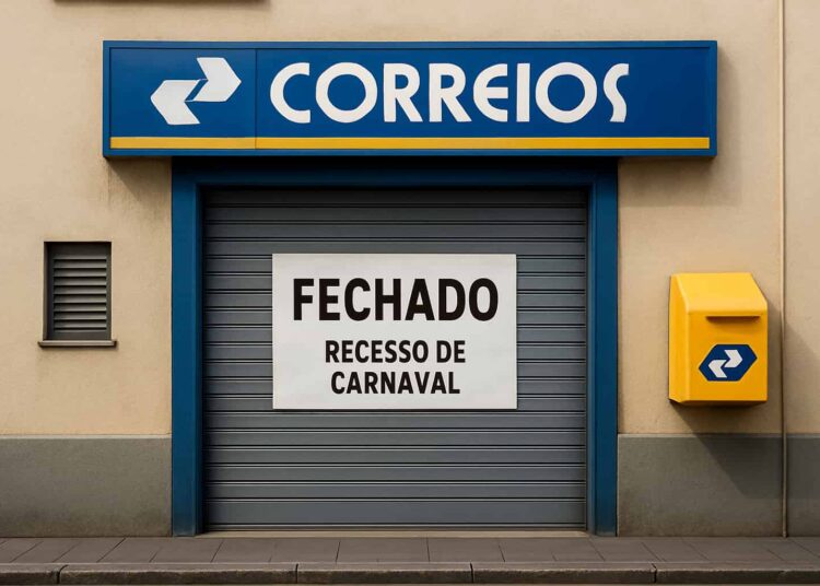 Fachada de agência dos Correios com placa de fechado para o Carnaval