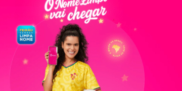 Mulher segurando celular com campanha do Feirão Limpa Nome em fundo rosa, destacando descontos para renegociação de dívidas
