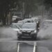 Carros trafegam por rua alagada durante chuva intensa após alerta do Inmet para temporais no Norte e Nordeste.