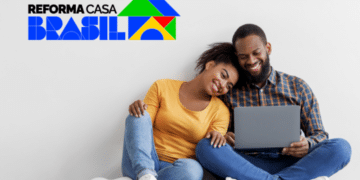 Casal utilizando notebook para realizar contratações digitais do programa Reforma Casa Brasil.
