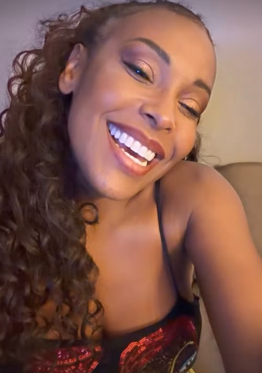 Sol Vega. Mulher morena sorrindo.