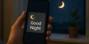 Mão segurando celular com mensagem 'Good Night' ao lado de uma janela à noite