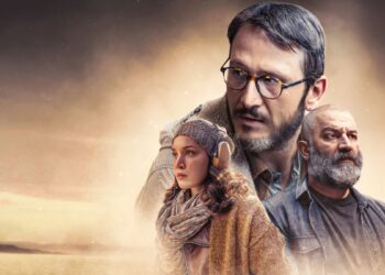 Cena de série turca com três personagens em paisagem dramática