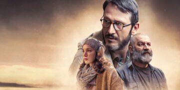 Cena de série turca com três personagens em paisagem dramática